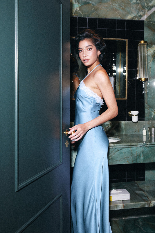 Robe longue à licou en satin - Bleu - Précommande